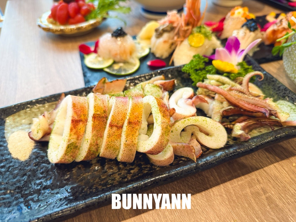 很多人沒吃過，是日式料理店家，點個鮭魚丼飯吃不完，毛毛蟲壽司也是招牌