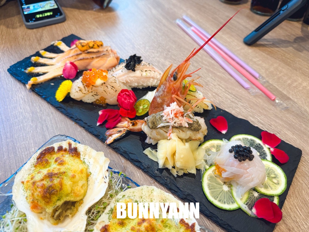 很多人沒吃過，是日式料理店家，點個鮭魚丼飯吃不完，毛毛蟲壽司也是招牌