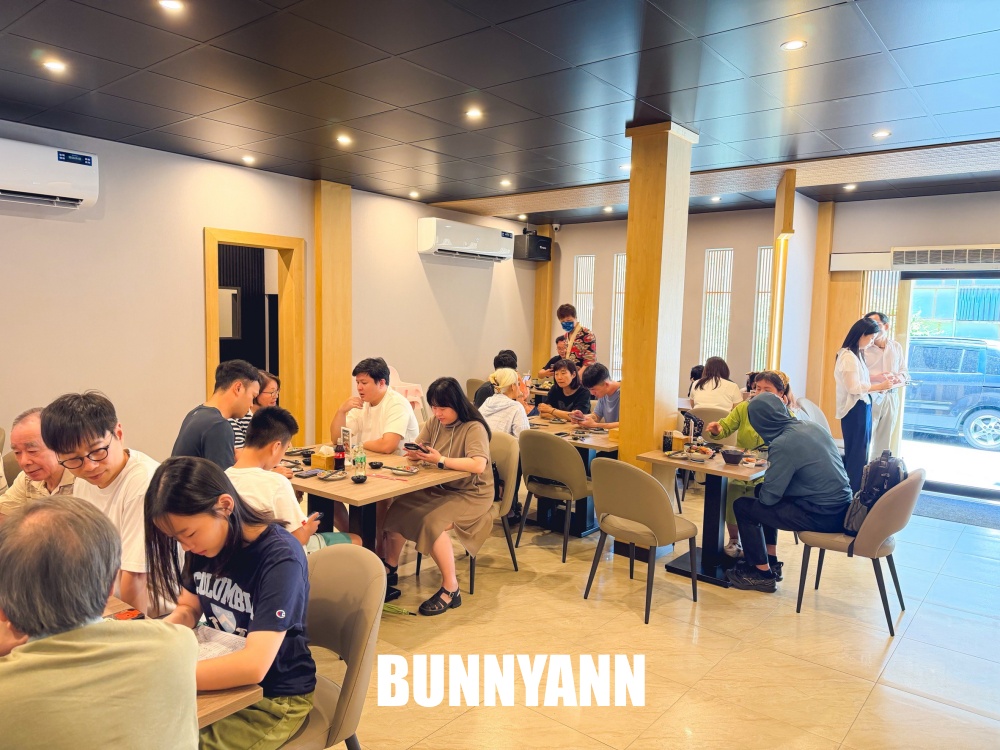 很多人沒吃過，是日式料理店家，點個鮭魚丼飯吃不完，毛毛蟲壽司也是招牌