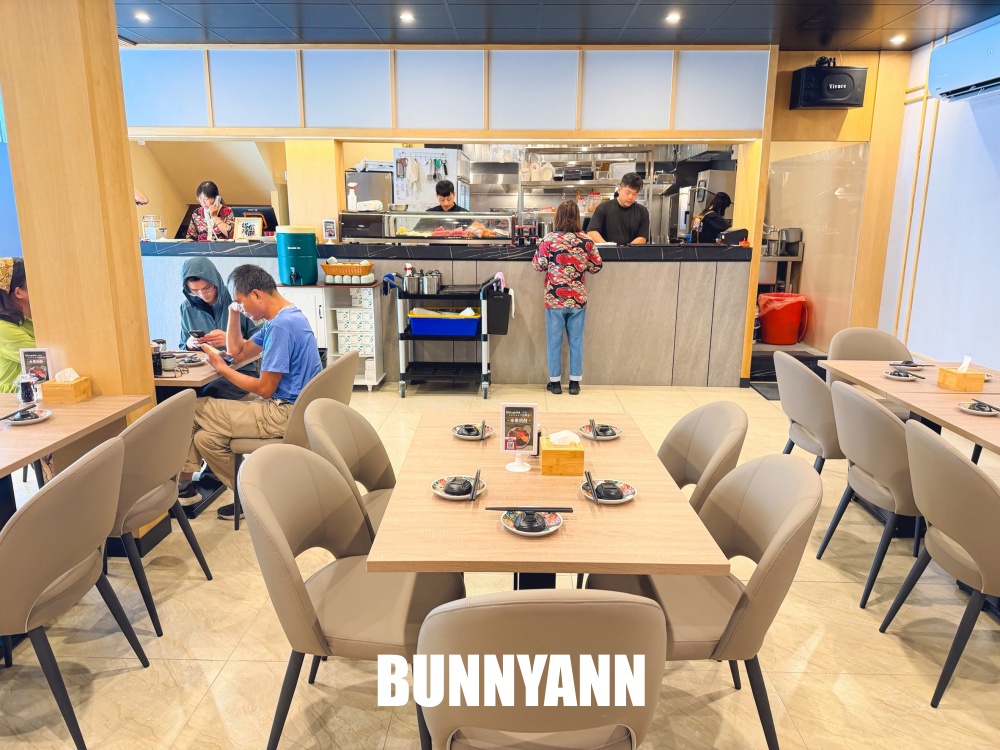 很多人沒吃過，是日式料理店家，點個鮭魚丼飯吃不完，毛毛蟲壽司也是招牌