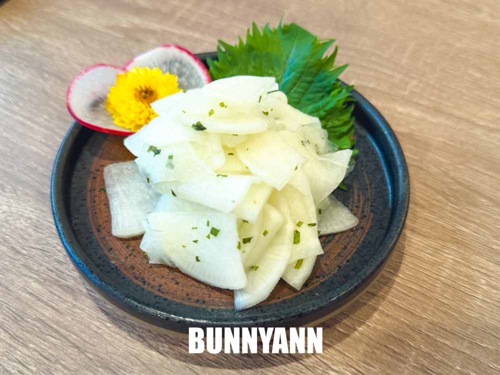 很多人沒吃過，是日式料理店家，點個鮭魚丼飯吃不完，毛毛蟲壽司也是招牌