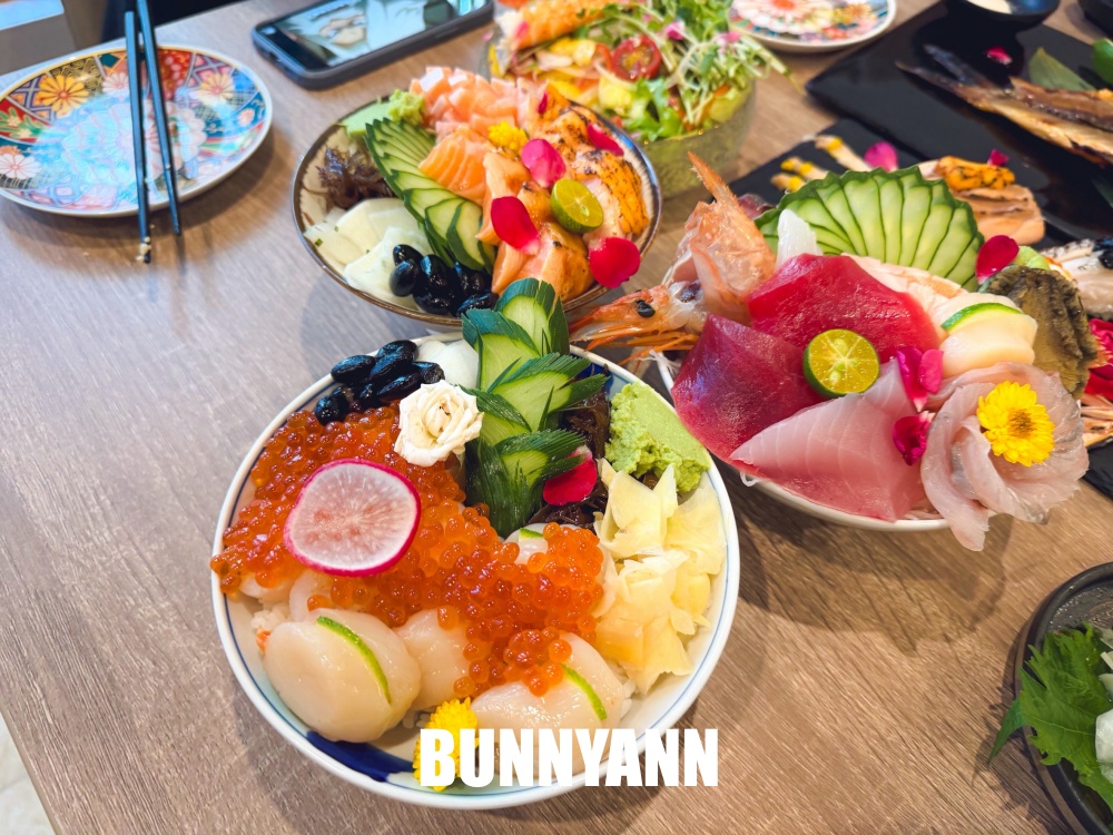 很多人沒吃過，是日式料理店家，點個鮭魚丼飯吃不完，毛毛蟲壽司也是招牌