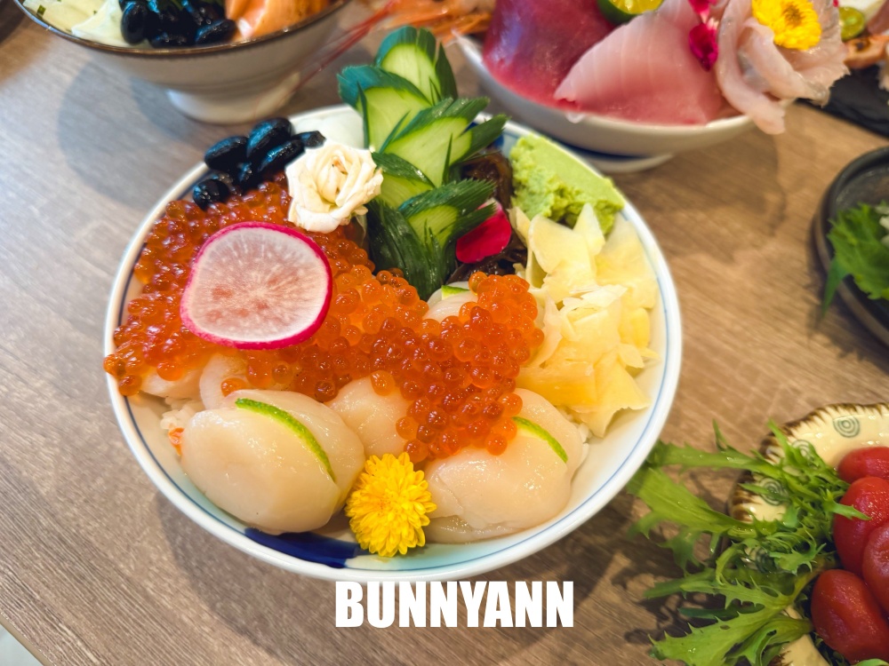 很多人沒吃過，是日式料理店家，點個鮭魚丼飯吃不完，毛毛蟲壽司也是招牌