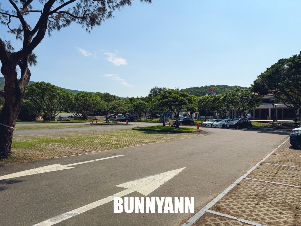 很多人不知道，是海景咖啡店家，低消160能待整天，面對大海是主打
