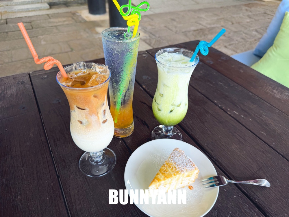 很多人不知道，是海景咖啡店家，低消160能待整天，面對大海是主打