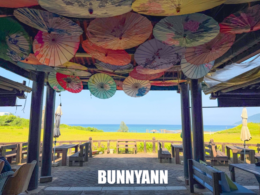 很多人不知道，是海景咖啡店家，低消160能待整天，面對大海是主打