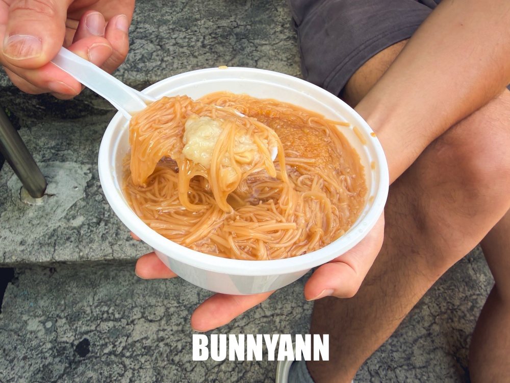 原本只想吃碗麵線，結果巷子裡站滿人，魚漿包大腸一吃真的會上癮