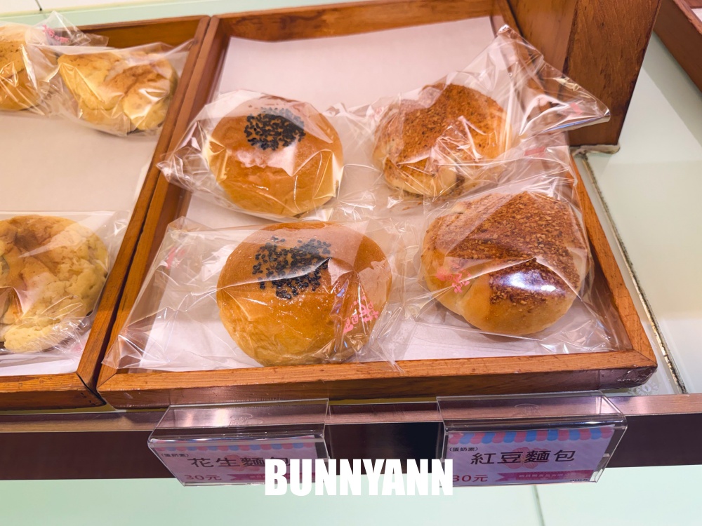 很多人還沒吃過，是奶凍捲店家，一次買十條不嫌多，鳳梨酥也是招牌