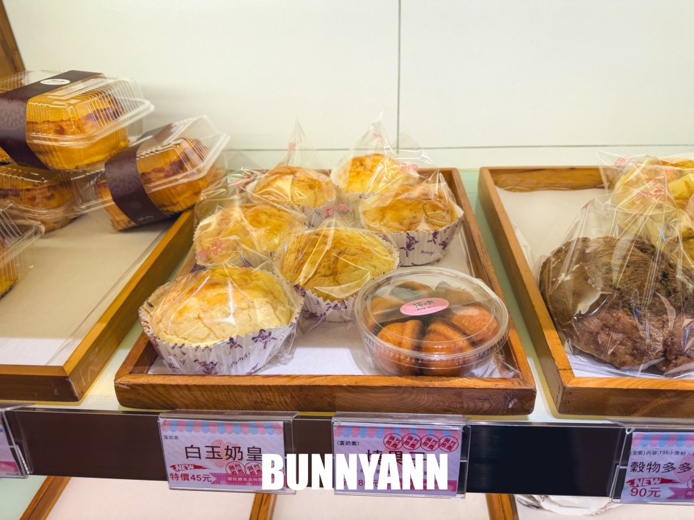 很多人還沒吃過，是奶凍捲店家，一次買十條不嫌多，鳳梨酥也是招牌