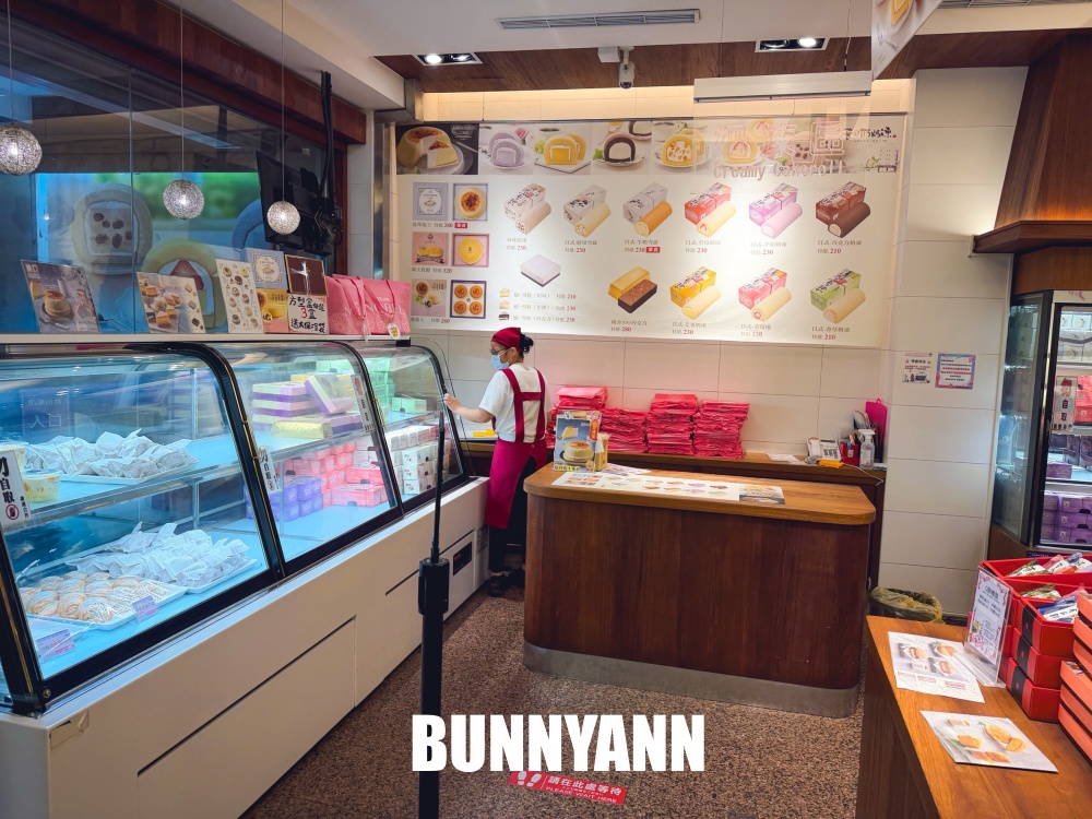 很多人還沒吃過，是奶凍捲店家，一次買十條不嫌多，鳳梨酥也是招牌