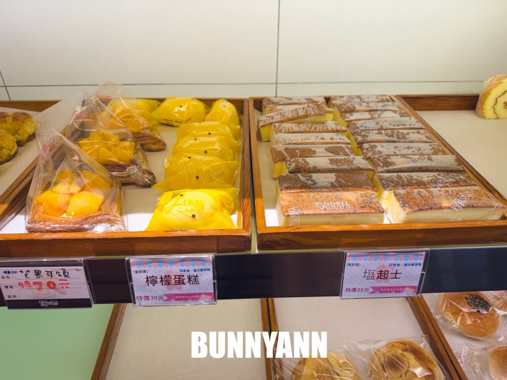 很多人還沒吃過，是奶凍捲店家，一次買十條不嫌多，鳳梨酥也是招牌