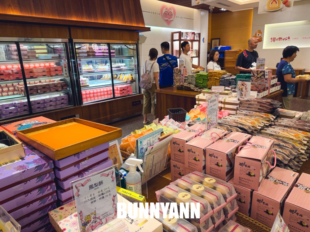 很多人還沒吃過，是奶凍捲店家，一次買十條不嫌多，鳳梨酥也是招牌