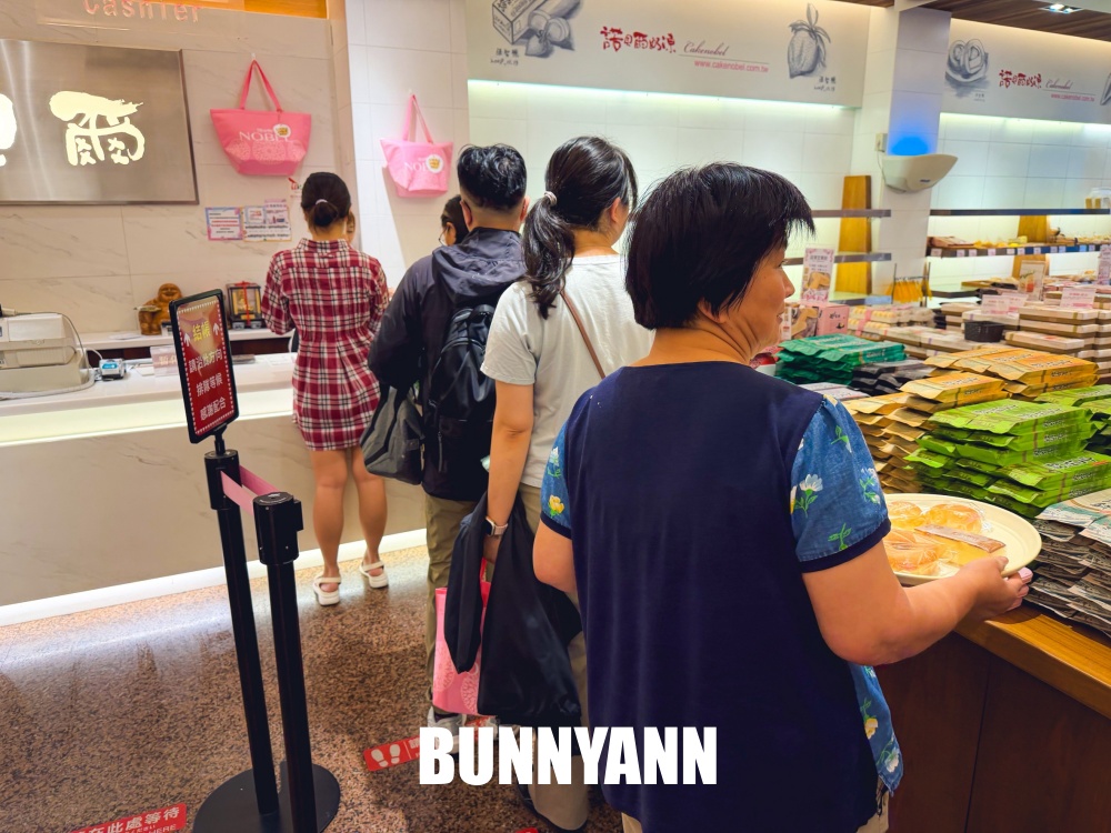 很多人還沒吃過，是奶凍捲店家，一次買十條不嫌多，鳳梨酥也是招牌