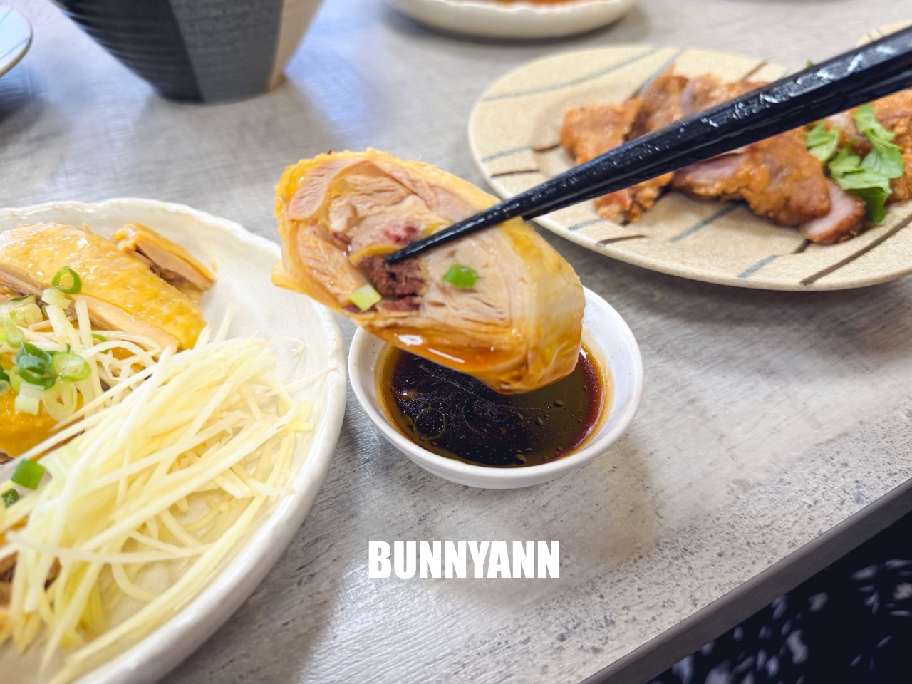 很多人沒吃過,就是控肉飯店家,點個五菜一主食吃不完,雞肉切盤也是招牌 很多人沒吃過,就是控肉飯店家,點個五菜一主食吃不完,雞肉切盤也是招牌