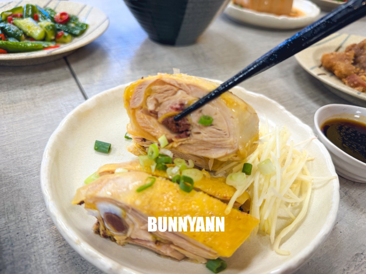 很多人沒吃過,就是控肉飯店家,點個五菜一主食吃不完,雞肉切盤也是招牌 很多人沒吃過,就是控肉飯店家,點個五菜一主食吃不完,雞肉切盤也是招牌