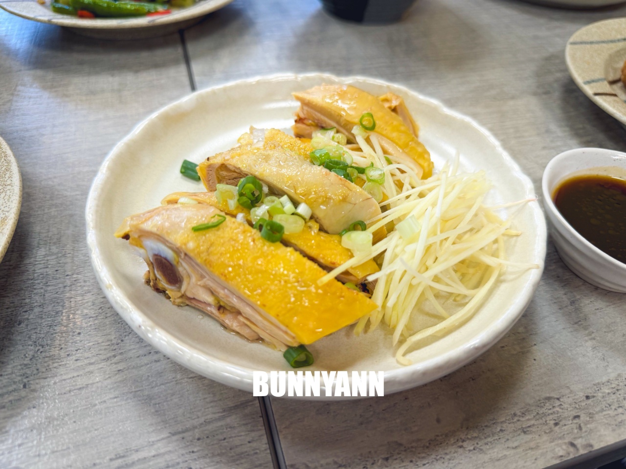 很多人沒吃過,就是控肉飯店家,點個五菜一主食吃不完,雞肉切盤也是招牌 很多人沒吃過,就是控肉飯店家,點個五菜一主食吃不完,雞肉切盤也是招牌