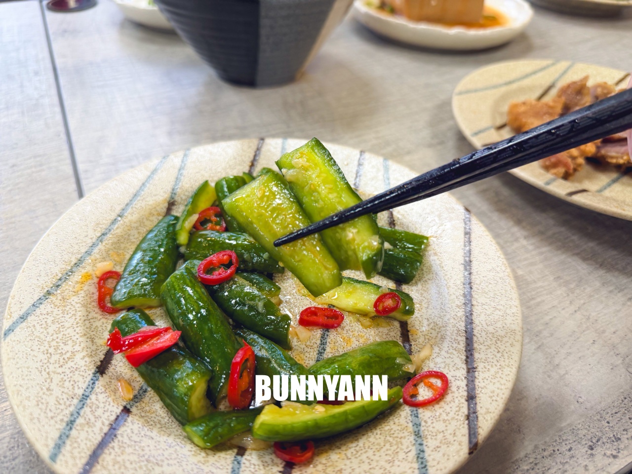 很多人沒吃過,就是控肉飯店家,點個五菜一主食吃不完,雞肉切盤也是招牌 很多人沒吃過,就是控肉飯店家,點個五菜一主食吃不完,雞肉切盤也是招牌