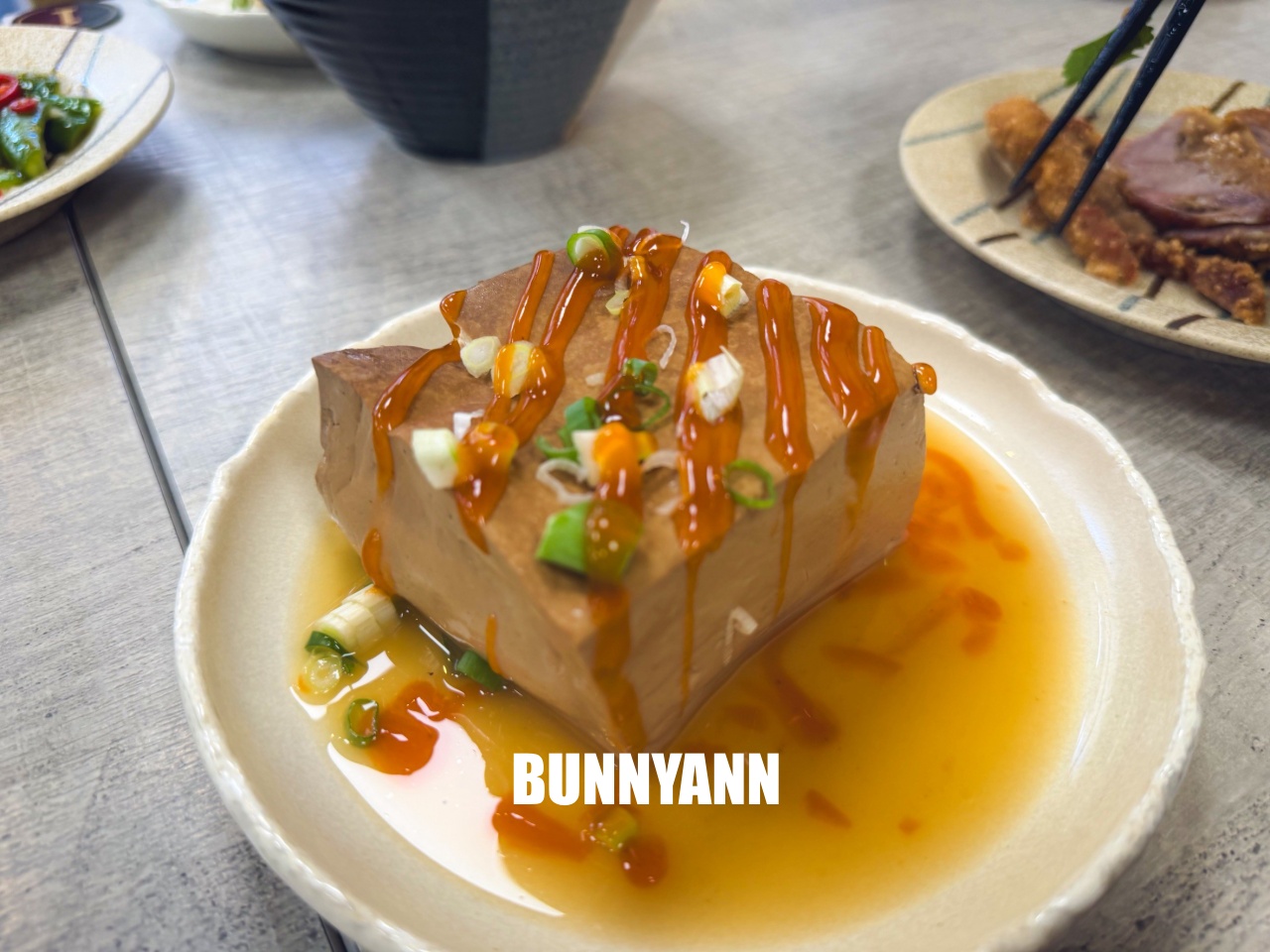 很多人沒吃過，就是控肉飯店家，點個五菜一主食吃不完，雞肉切盤也是招牌