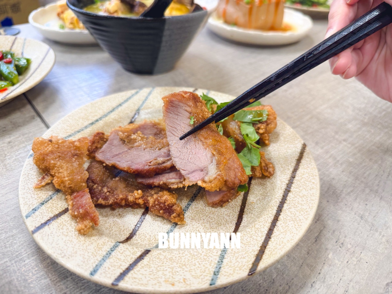 很多人沒吃過,就是控肉飯店家,點個五菜一主食吃不完,雞肉切盤也是招牌 很多人沒吃過,就是控肉飯店家,點個五菜一主食吃不完,雞肉切盤也是招牌
