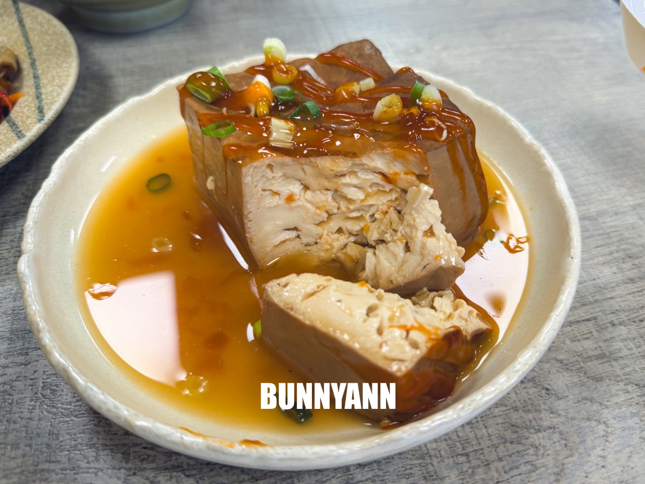很多人沒吃過,就是控肉飯店家,點個五菜一主食吃不完,雞肉切盤也是招牌 很多人沒吃過,就是控肉飯店家,點個五菜一主食吃不完,雞肉切盤也是招牌
