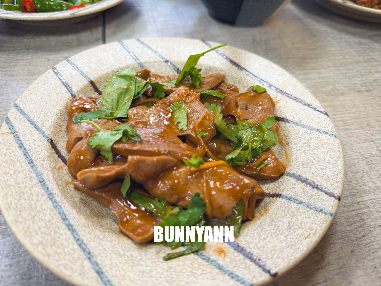 很多人沒吃過,就是控肉飯店家,點個五菜一主食吃不完,雞肉切盤也是招牌 很多人沒吃過,就是控肉飯店家,點個五菜一主食吃不完,雞肉切盤也是招牌