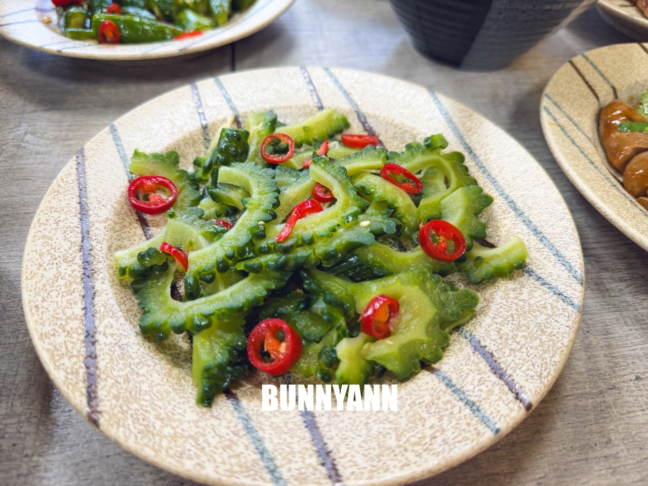 很多人沒吃過，就是控肉飯店家，點個五菜一主食吃不完，雞肉切盤也是招牌