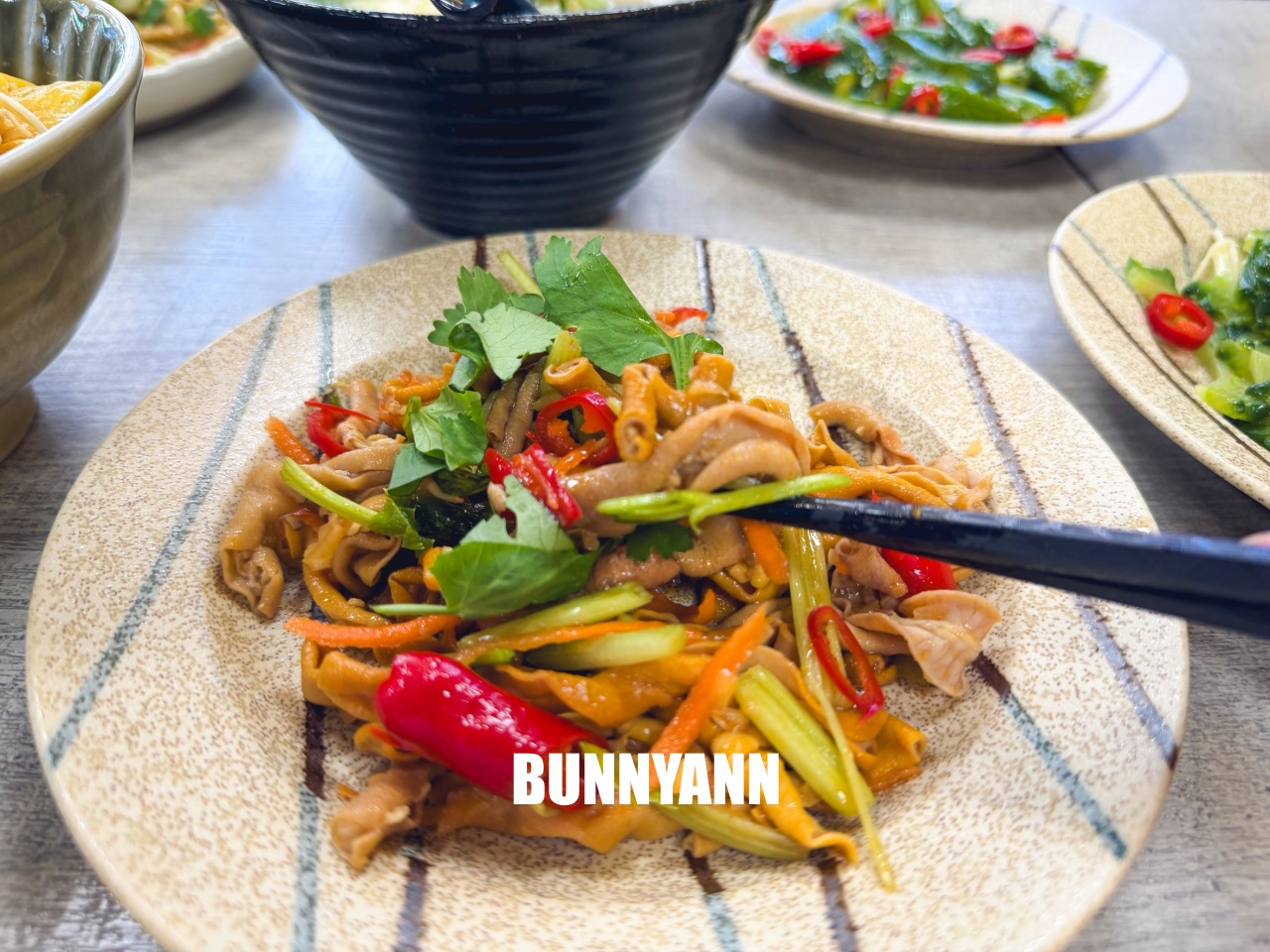很多人沒吃過,就是控肉飯店家,點個五菜一主食吃不完,雞肉切盤也是招牌 很多人沒吃過,就是控肉飯店家,點個五菜一主食吃不完,雞肉切盤也是招牌