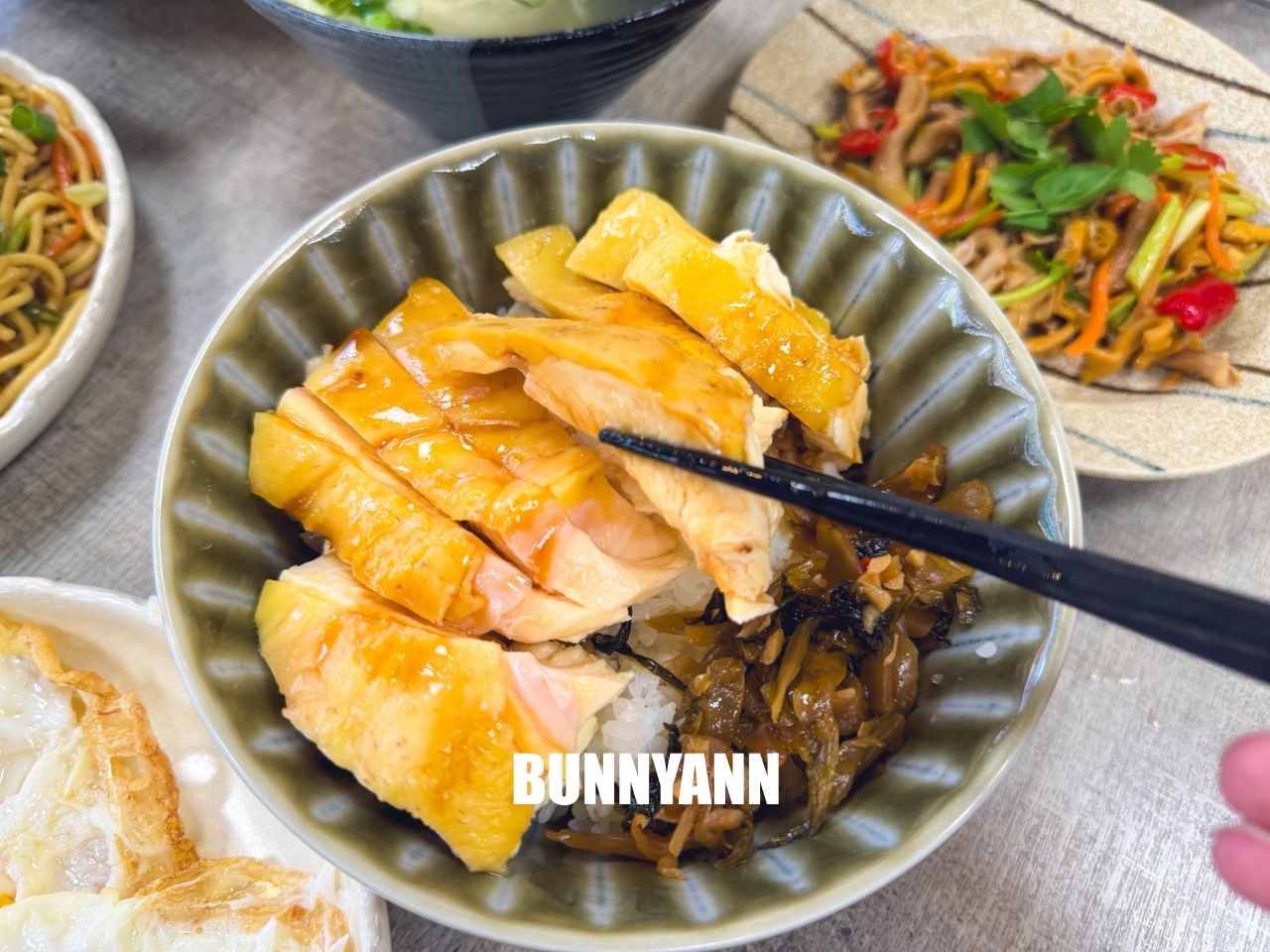 很多人沒吃過,就是控肉飯店家,點個五菜一主食吃不完,雞肉切盤也是招牌 很多人沒吃過,就是控肉飯店家,點個五菜一主食吃不完,雞肉切盤也是招牌