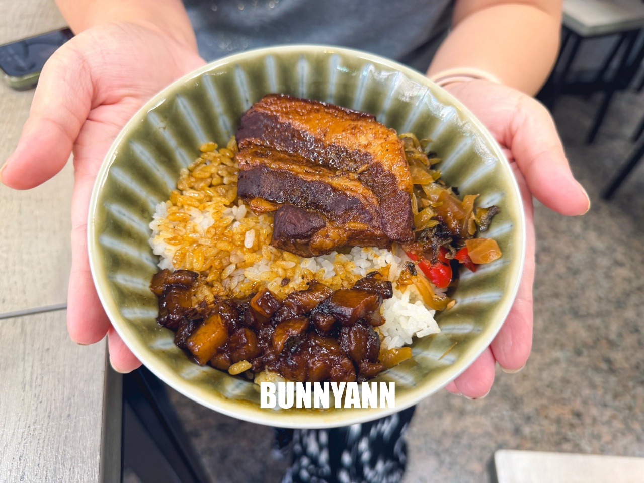 很多人沒吃過,就是控肉飯店家,點個五菜一主食吃不完,雞肉切盤也是招牌 很多人沒吃過,就是控肉飯店家,點個五菜一主食吃不完,雞肉切盤也是招牌