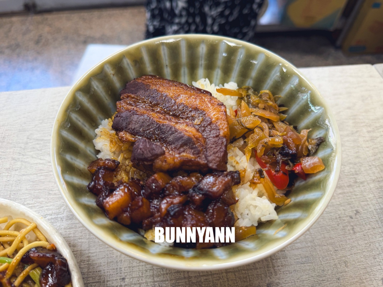 很多人沒吃過，就是控肉飯店家，點個五菜一主食吃不完，雞肉切盤也是招牌
