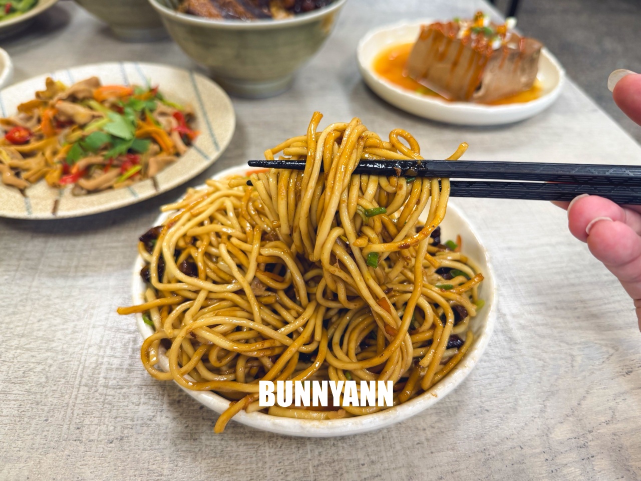 很多人沒吃過，就是控肉飯店家，點個五菜一主食吃不完，雞肉切盤也是招牌