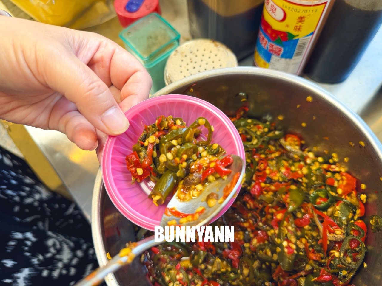 很多人沒吃過,就是控肉飯店家,點個五菜一主食吃不完,雞肉切盤也是招牌 很多人沒吃過,就是控肉飯店家,點個五菜一主食吃不完,雞肉切盤也是招牌