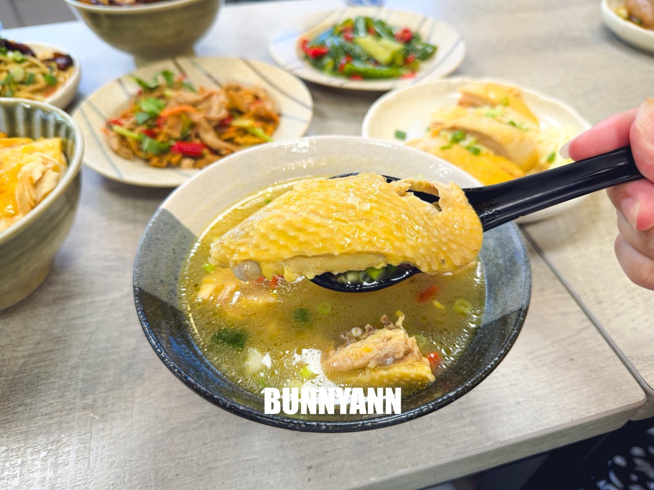 很多人沒吃過,就是控肉飯店家,點個五菜一主食吃不完,雞肉切盤也是招牌 很多人沒吃過,就是控肉飯店家,點個五菜一主食吃不完,雞肉切盤也是招牌
