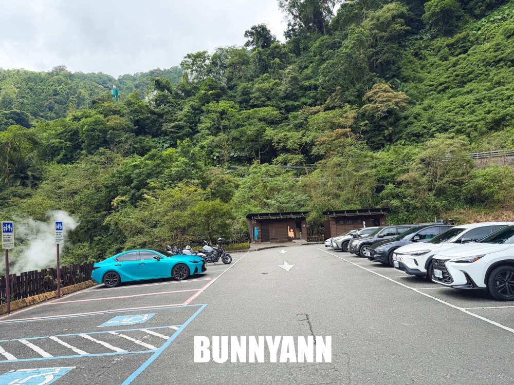 150元泡到不想走！山裡藏夢幻藍色露天溫泉池，泡完還能自己煮蛋