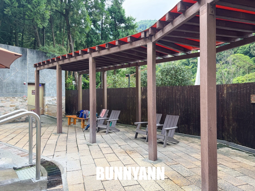 150元泡到不想走！山裡藏夢幻藍色露天溫泉池，泡完還能自己煮蛋