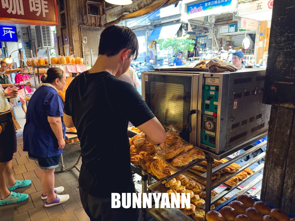 基隆隱藏版美食，亞諾咖啡樓下無名麵包攤，現烤出爐全品項20元，全家都適合來排隊