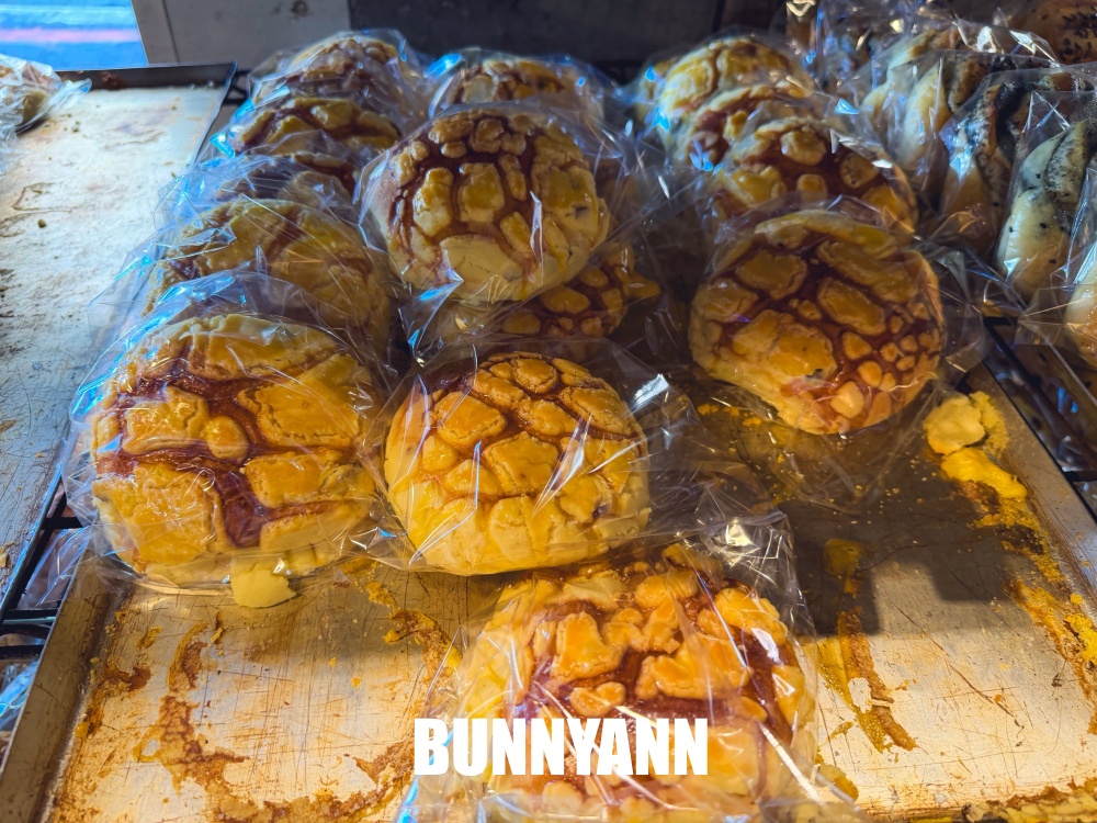 基隆隱藏版美食，亞諾咖啡樓下無名麵包攤，現烤出爐全品項20元，全家都適合來排隊
