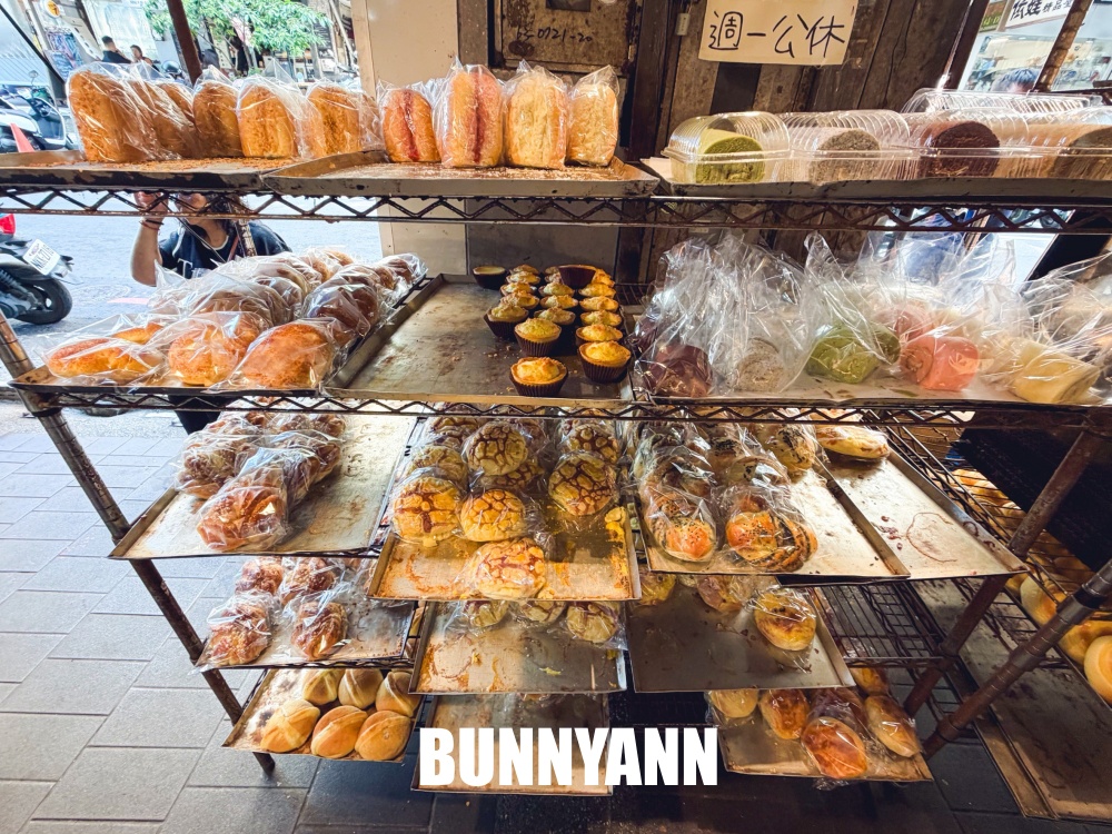 基隆隱藏版美食，亞諾咖啡樓下無名麵包攤，現烤出爐全品項20元，全家都適合來排隊