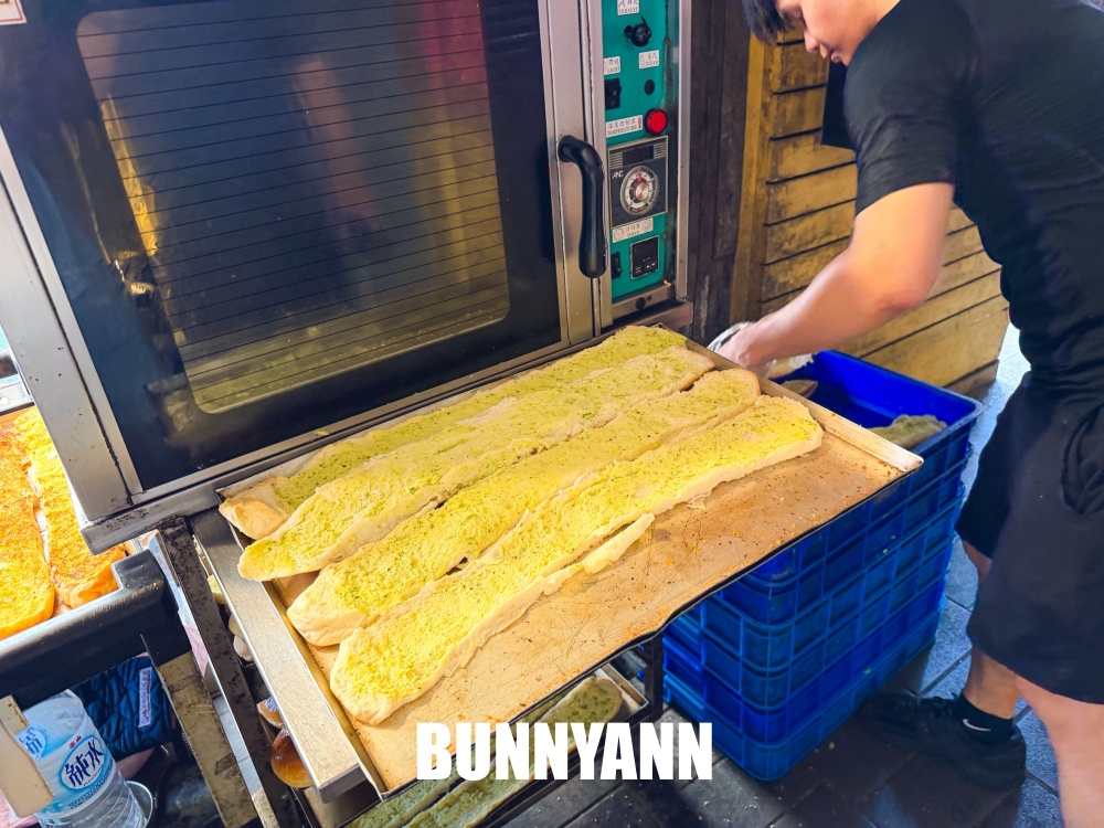 基隆隱藏版美食，亞諾咖啡樓下無名麵包攤，現烤出爐全品項20元，全家都適合來排隊