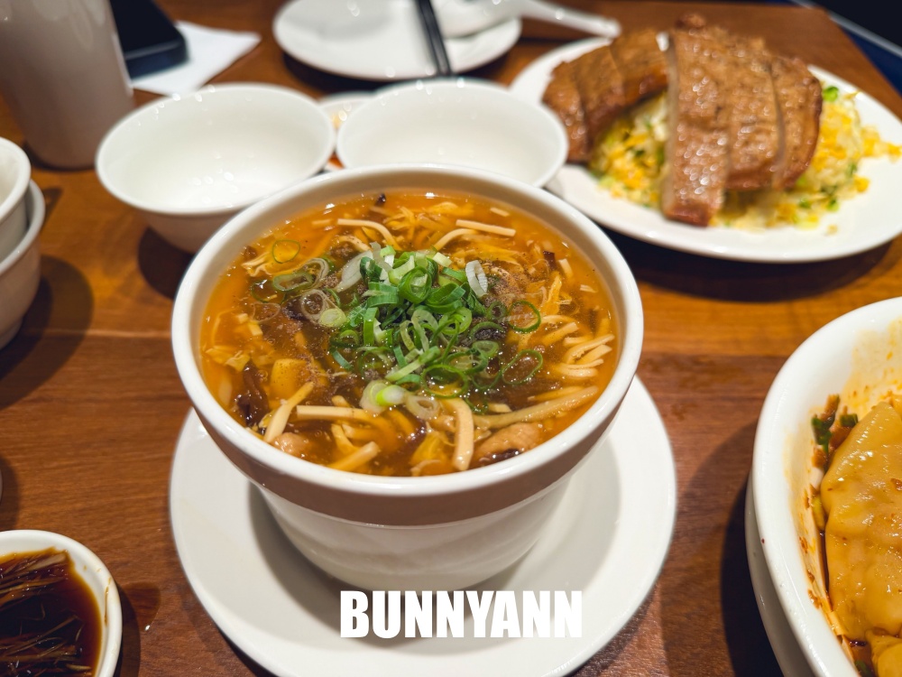 想吃要等一小時，是五星級小籠包店家，點個十顆就夠吃，排骨炒飯也是主打
