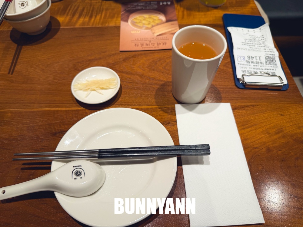 想吃要等一小時，是五星級小籠包店家，點個十顆就夠吃，排骨炒飯也是主打