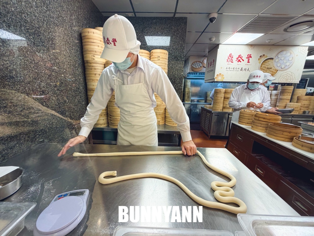 想吃要等一小時，是五星級小籠包店家，點個十顆就夠吃，排骨炒飯也是主打