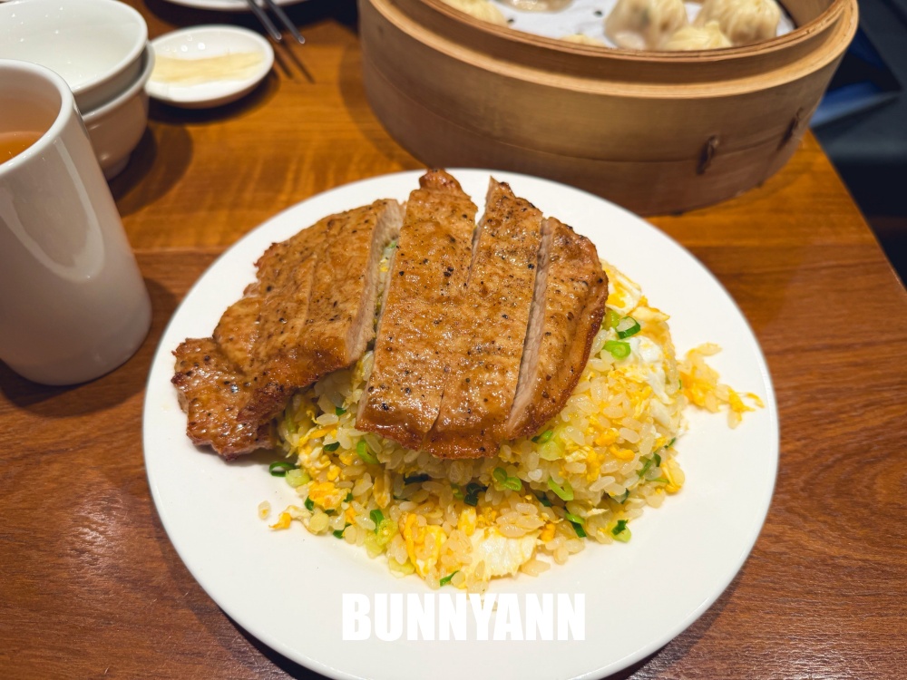 想吃要等一小時，是五星級小籠包店家，點個十顆就夠吃，排骨炒飯也是主打