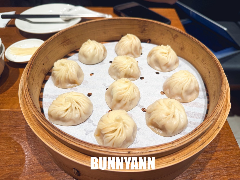 想吃要等一小時，是五星級小籠包店家，點個十顆就夠吃，排骨炒飯也是主打