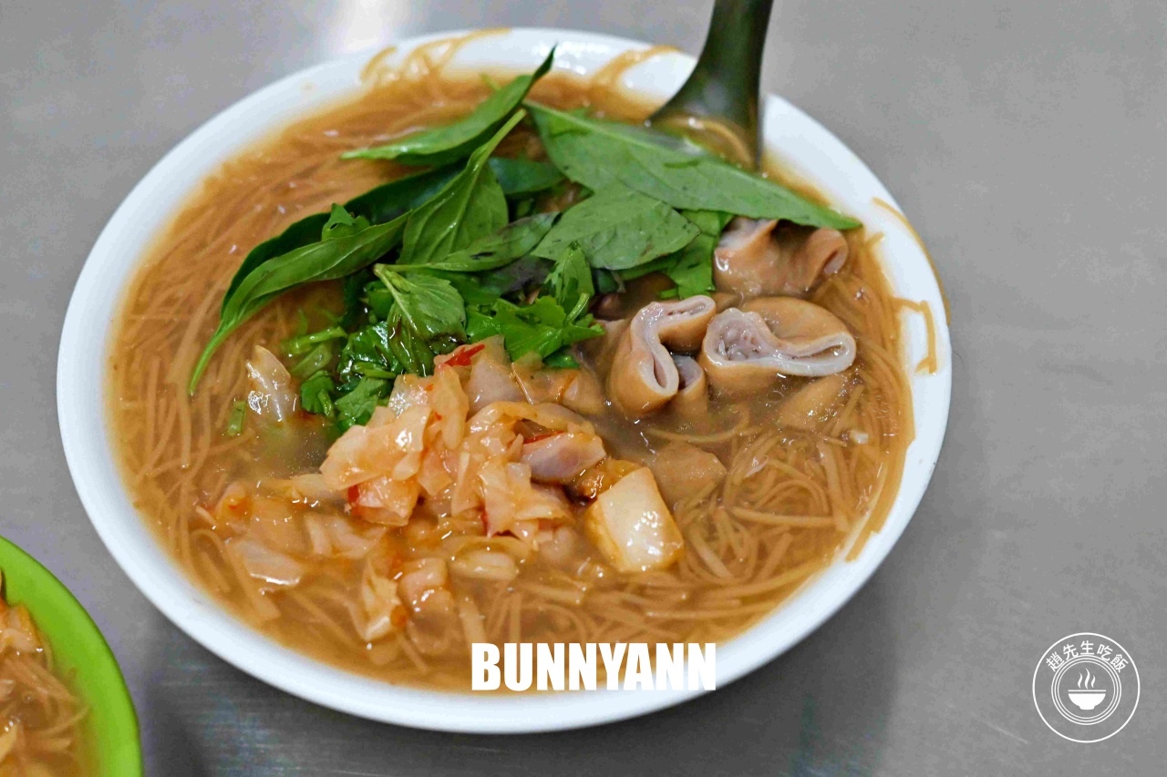 一半人沒吃過，90歲阿嬤的大腸麵線，點一大一小就夠，大腸也是主打
