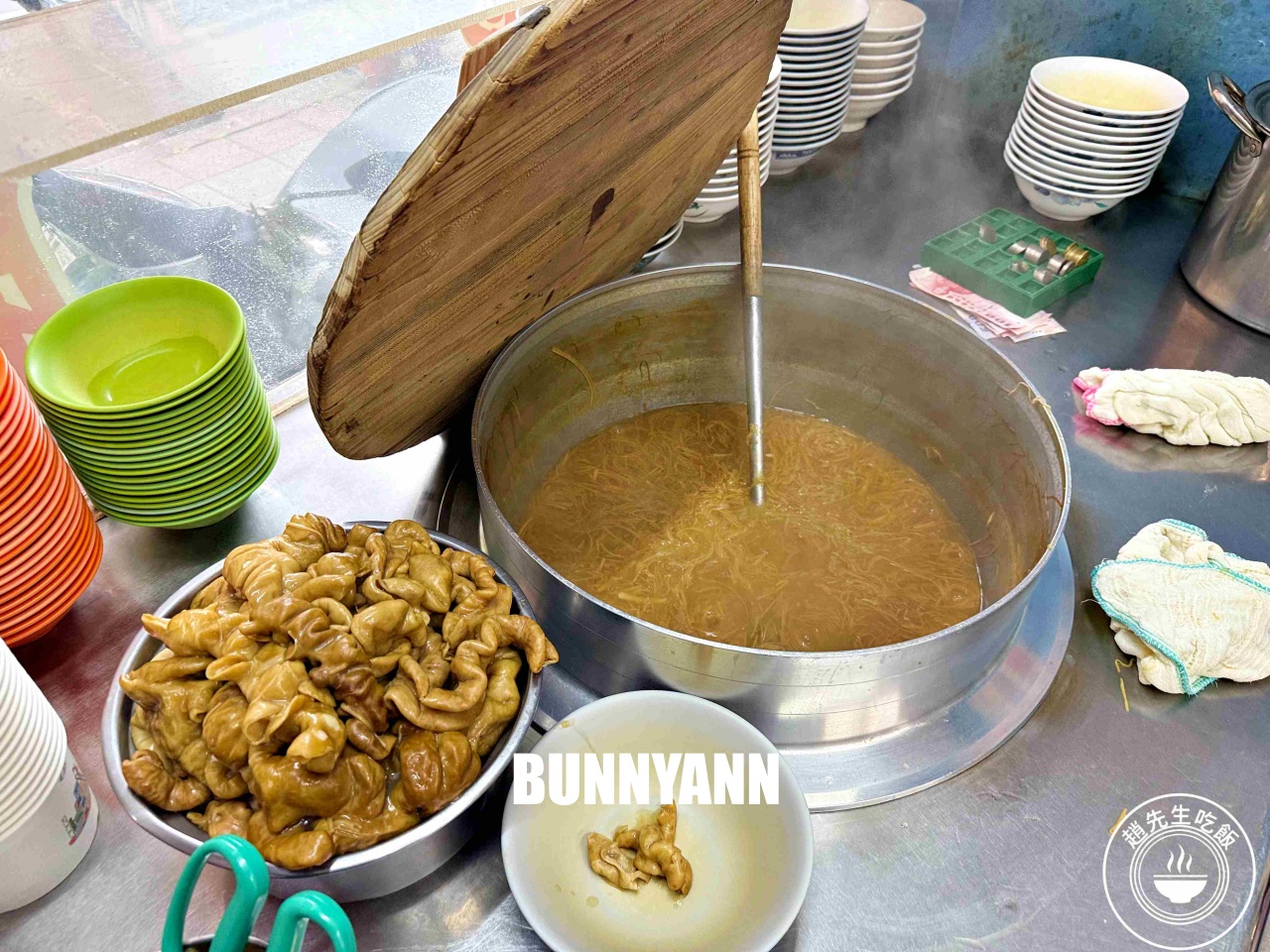 一半人沒吃過，90歲阿嬤的大腸麵線，點一大一小就夠，大腸也是主打