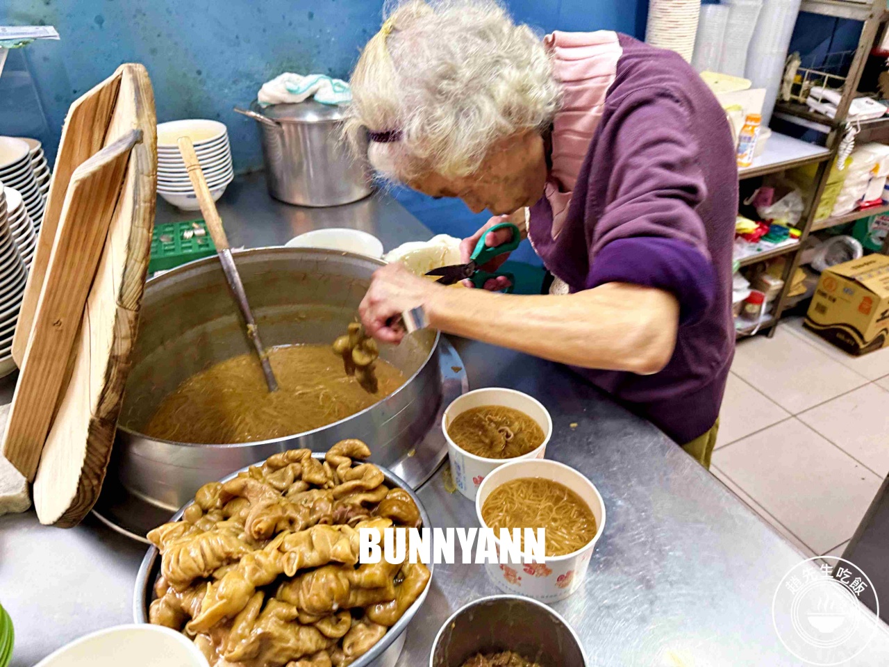 一半人沒吃過，90歲阿嬤的大腸麵線，點一大一小就夠，大腸也是主打