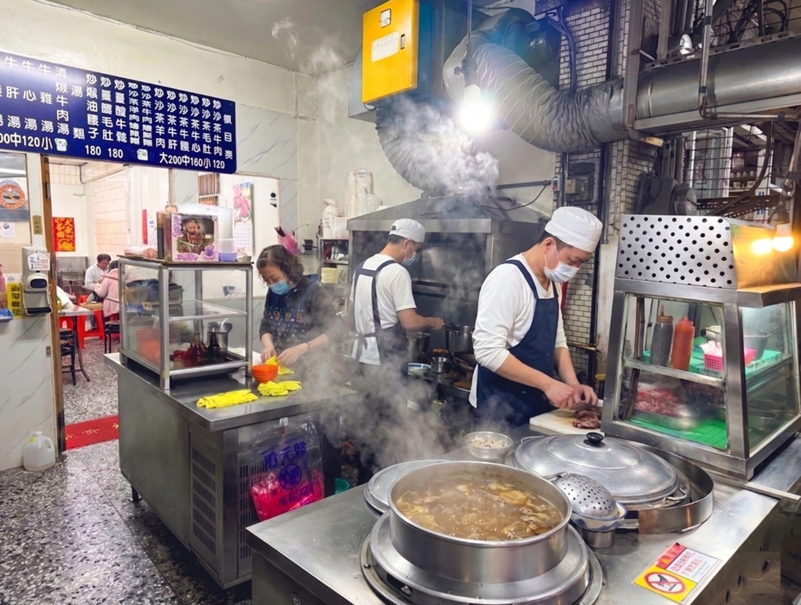 很多人不知道，是沙茶咖哩麵餐廳，一盤一百元份量超多，牛雜湯也是必吃 @小兔小安*旅遊札記
