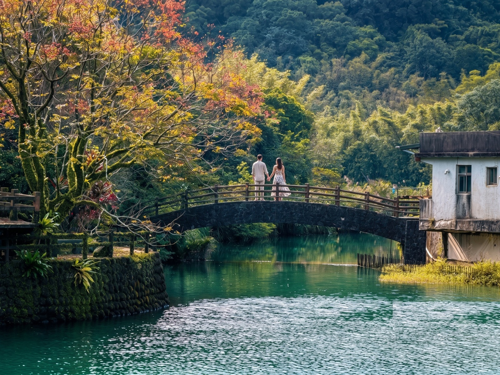 很多人不知道，是瑪瑙綠鏡湖，沿湖步道繞一圈免10分鐘，美麗湖水是主打
