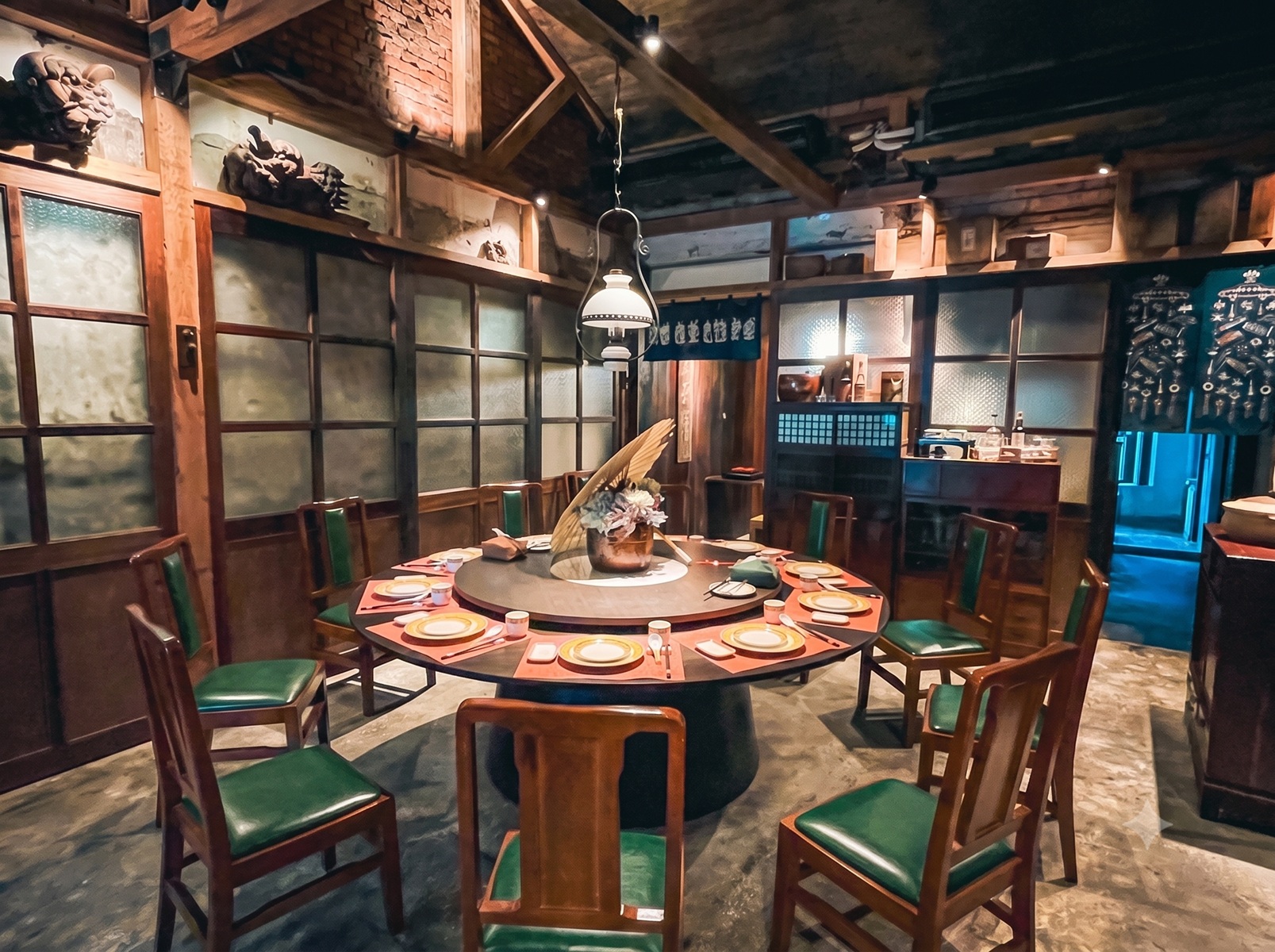 誰說這間店沒人吃，人均1200元卻有夠難訂，雞湯跟鮮魚都是招牌